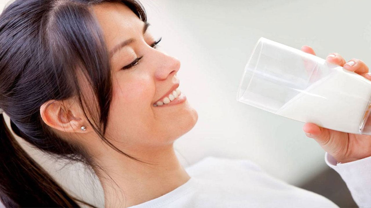 دراسة تُحذر المرأة من شرب كوبين من الحليب يوميًّا