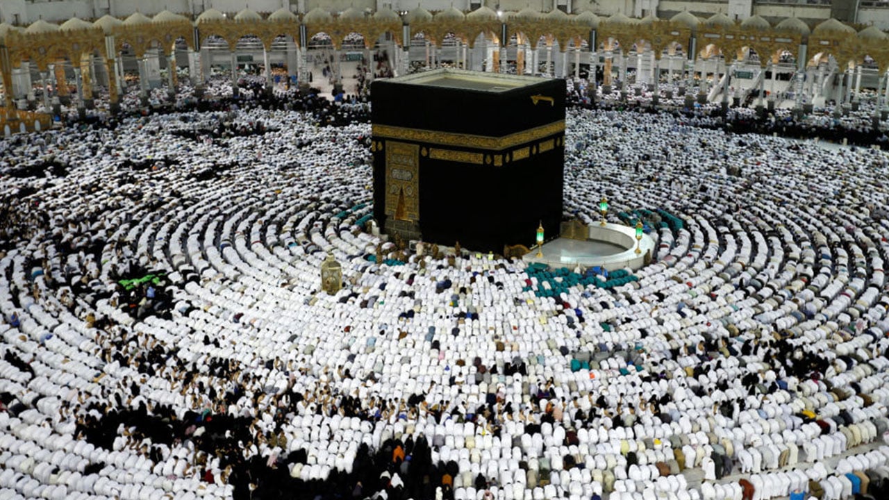 وزارة الحج تتيحُ تأديةَ «العمرة» للقادمين إلى المملكة بجميع أنواع التأشيرات