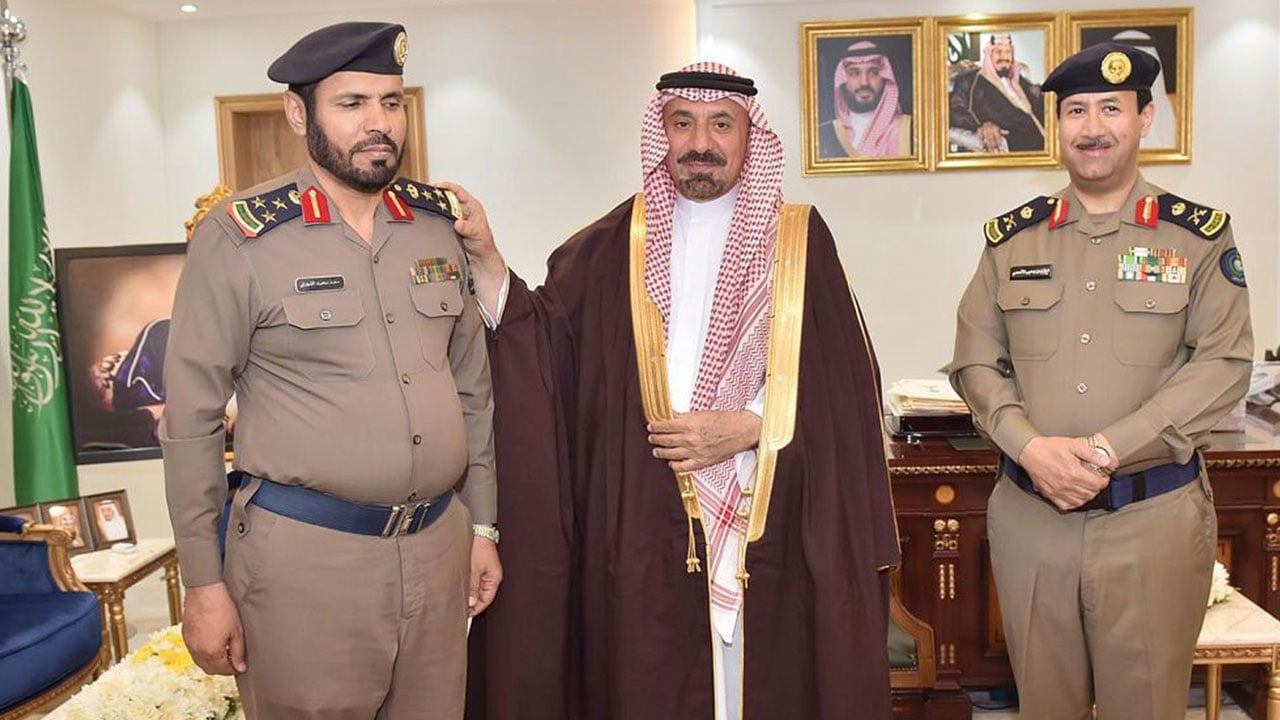 بالصور.. أمير نجران يقلد مساعد مدير الدفاع المدني بالمنطقة رتبته الجديدة