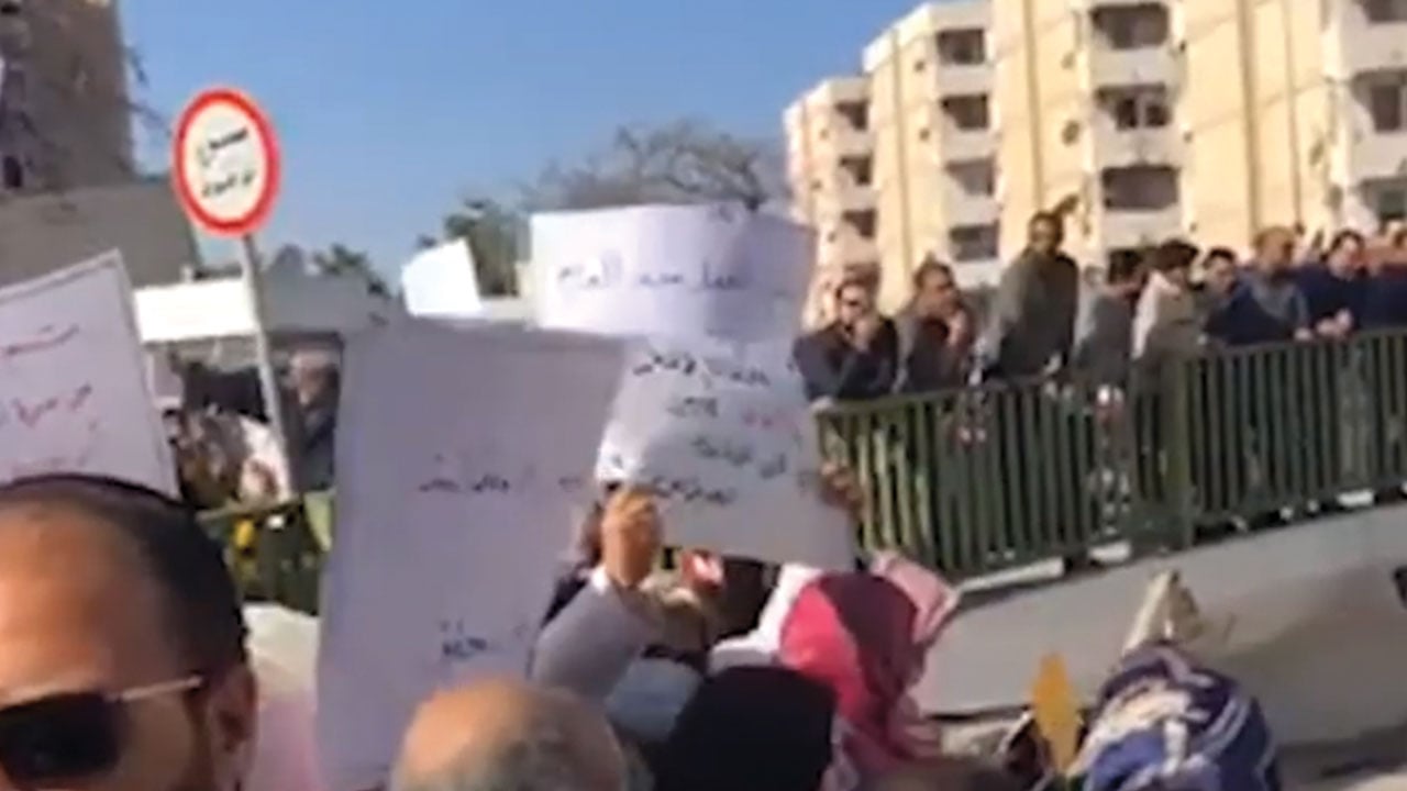 بالفيديو.. موظفون ليبيون في طرابلس يتظاهرون ضد السرّاج وميلشياته