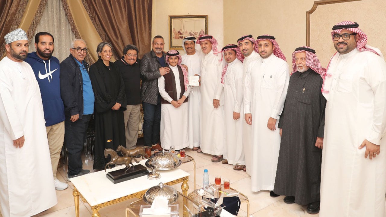 وفد من الاتحاد العربي يزور المدرب خليل الزياني