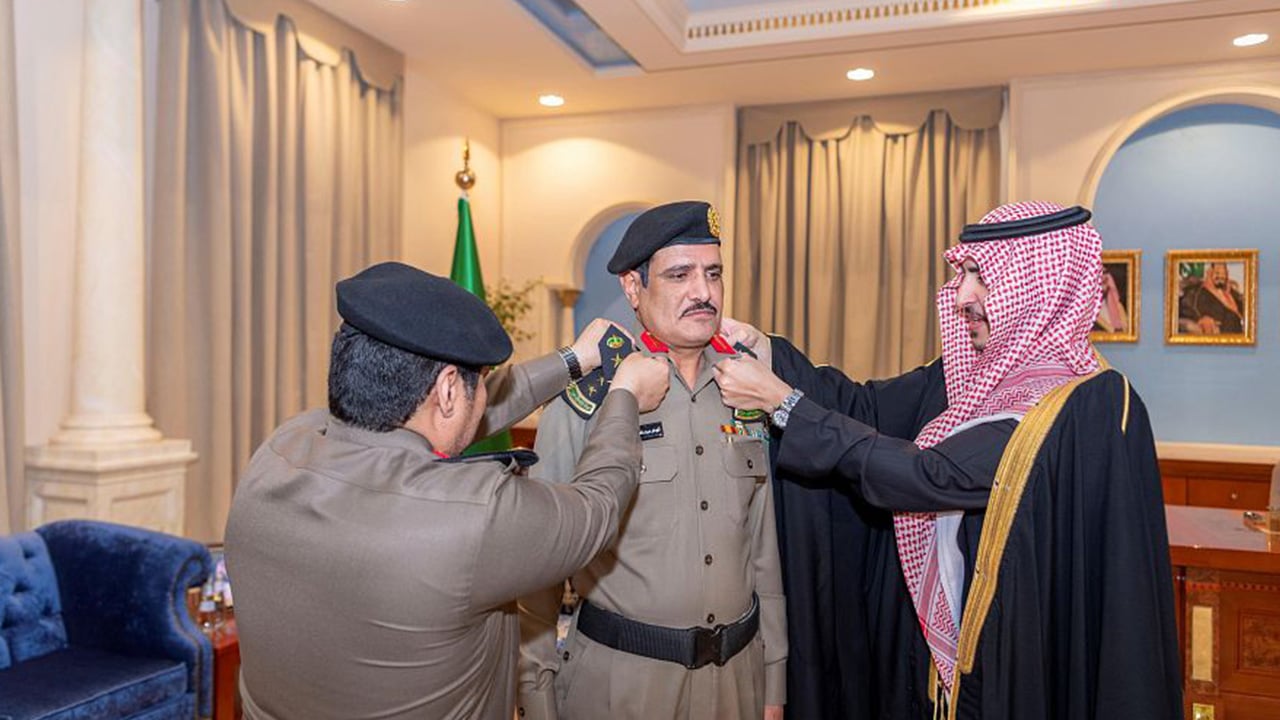 بالصور.. أمير منطقة الجوف يقلد مدير مرور المنطقة رتبته الجديدة