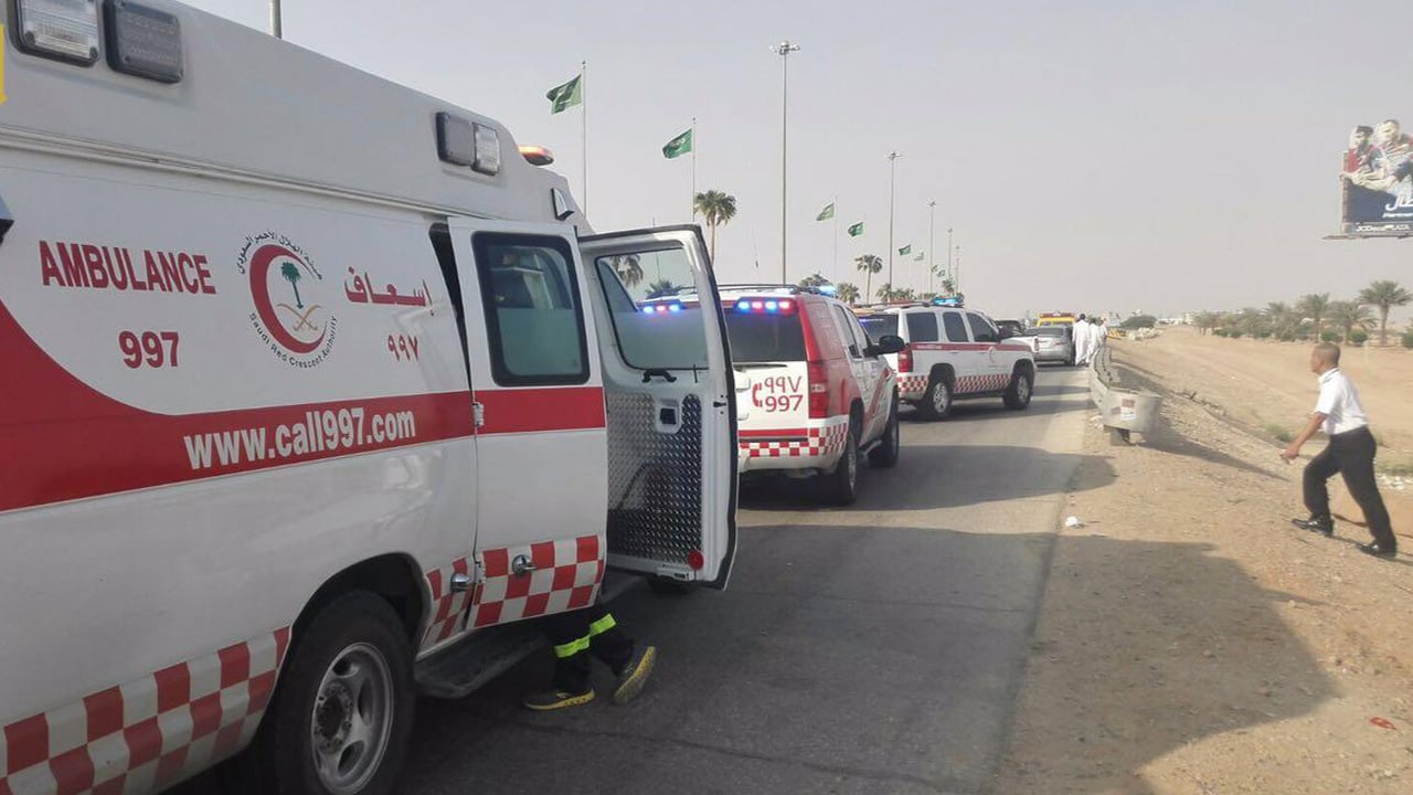 وفاة عامل وإصابة 3 في حادث اصطدام مركبة برصيف في الباحة