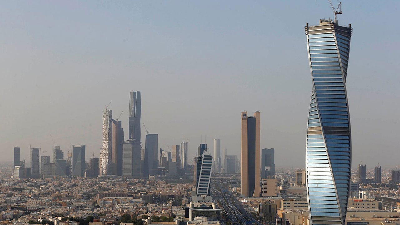 الحصيني يوضح خريطة الأمطار والرياح على عدة مناطق