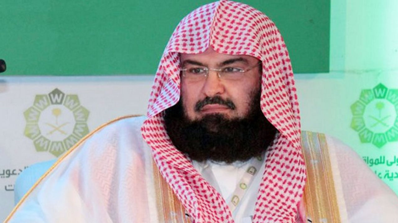 بكلمات مؤثرة.. السدیس یقدم واجب العزاء في «مرافق الأئمة»