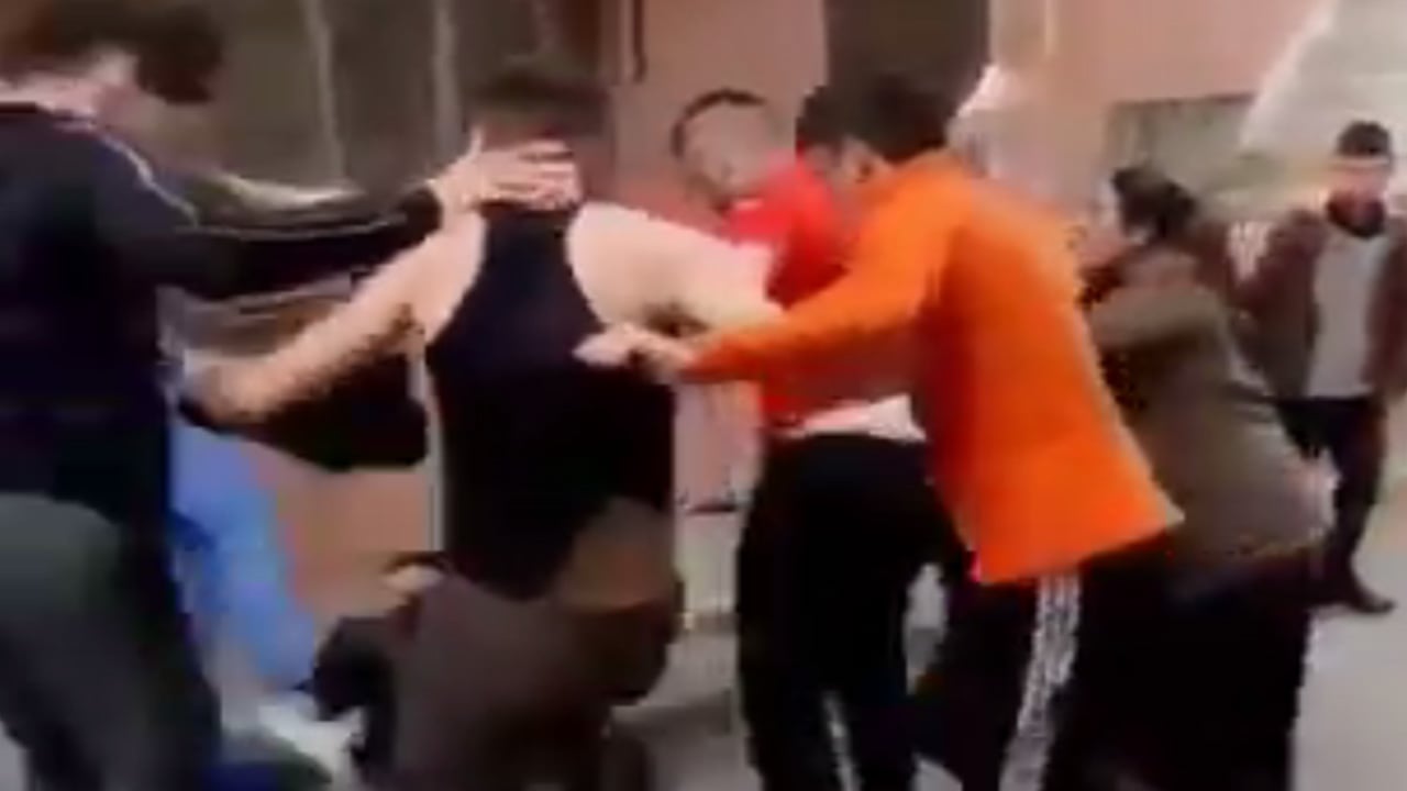 بالفيديو.. امرأة تتدخل لحماية لاجئ سوري من الضرب في تركيا