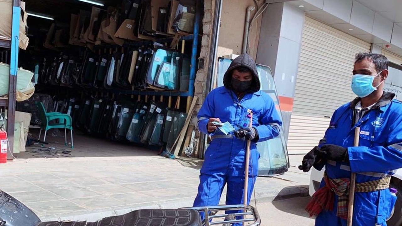 بعد وصول العواصف الترابية.. تدنّ بمستوى الرؤية بطرق الرياض.. وتوزيع كمامات بالجوف