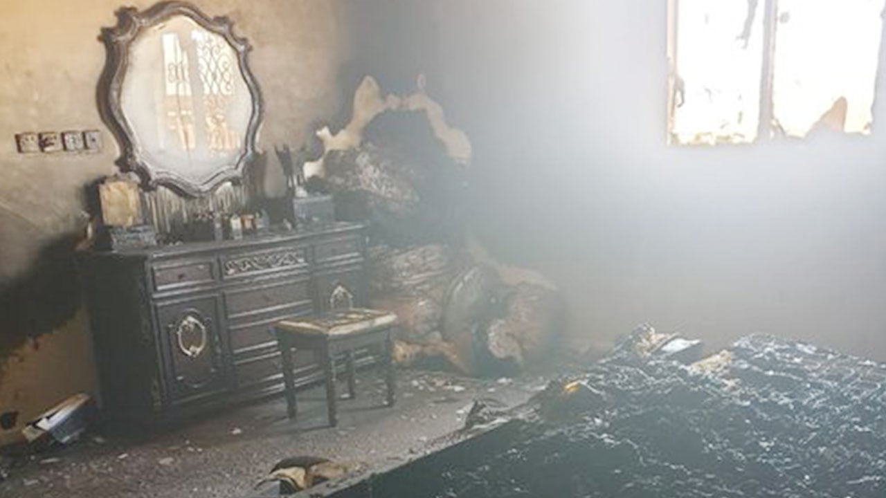 بالصور.. شاحن جوال يتسبب في إشعال النيران بحي الخليج.. والدفاع المدني يتدخل