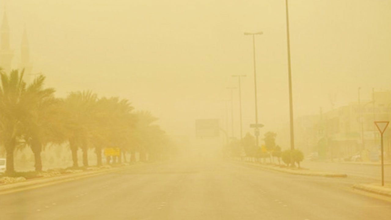 8 نصائح للقيادة الآمنة خلال العواصف الترابية والطقس السيئ