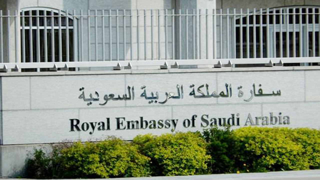 السفارة في ماليزيا تُطالب السعوديين بالحيطة والبعد عن مناطق الزحام