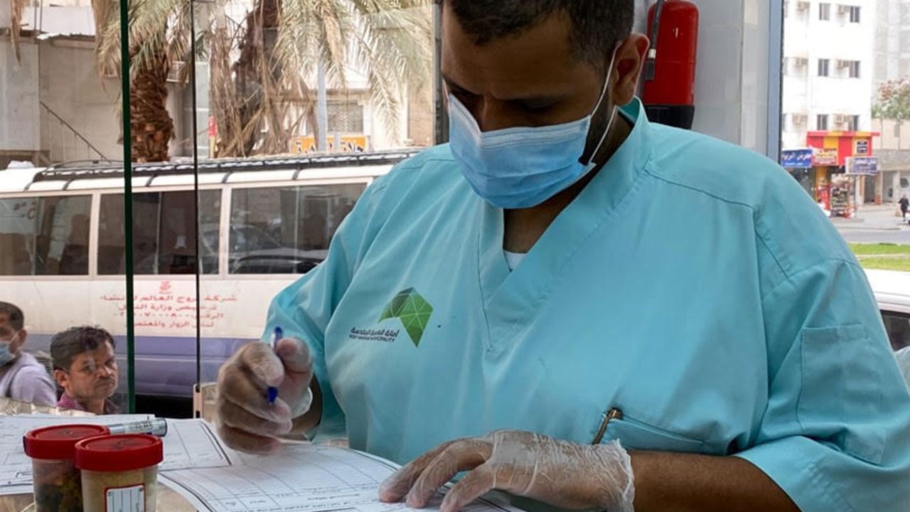 بالصور.. إغلاق 12 منشأة غذائية مخالفة بمكة المكرمة