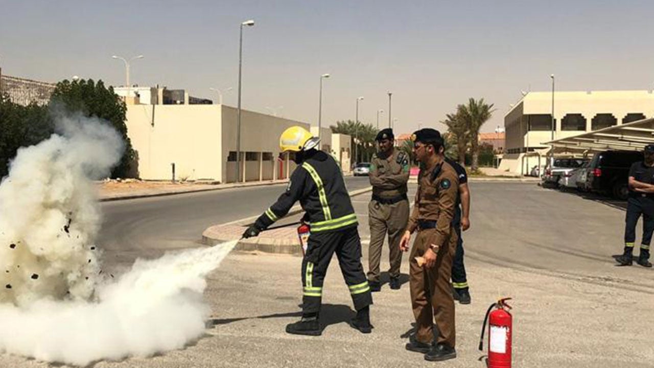 ‪بالصور.. فرع «الموارد البشرية» بالرياض يشارك في فعاليات اليوم العالمي للدفاع المدني‬‬‬