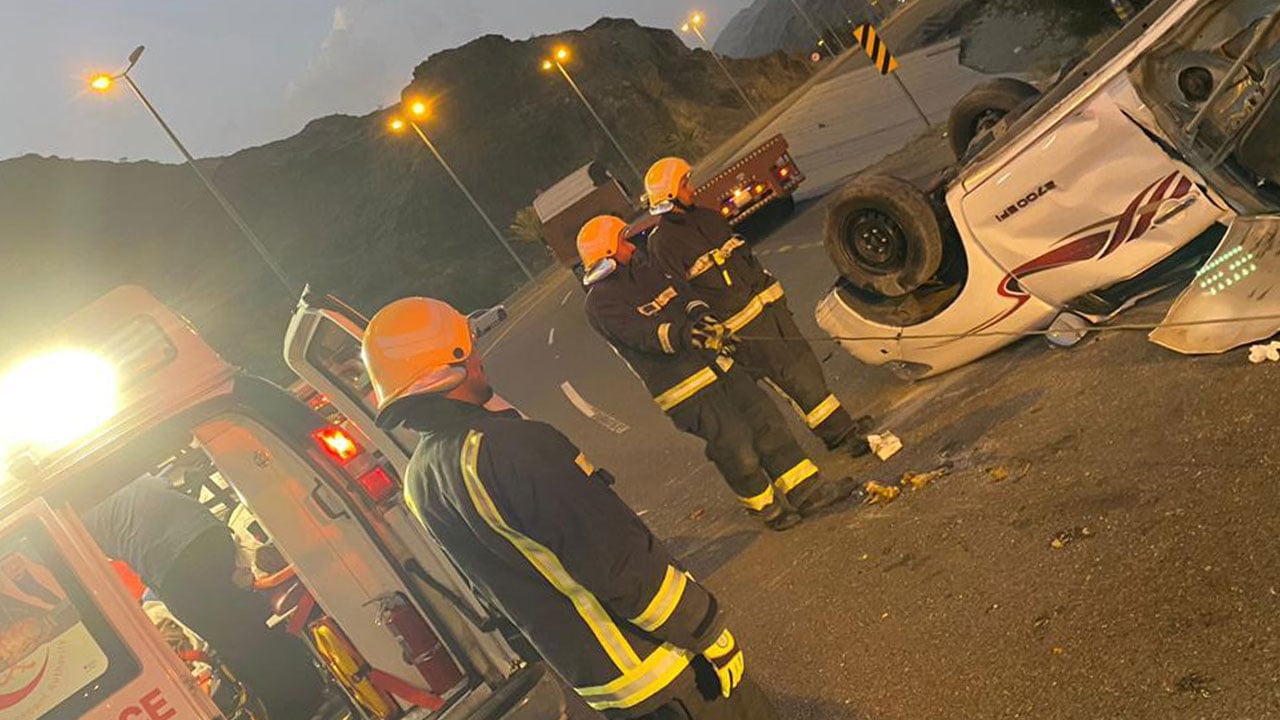 انقلاب مركبة بالباحة.. وتدخل 3 فرق إسعاف لإنقاذ المصابين