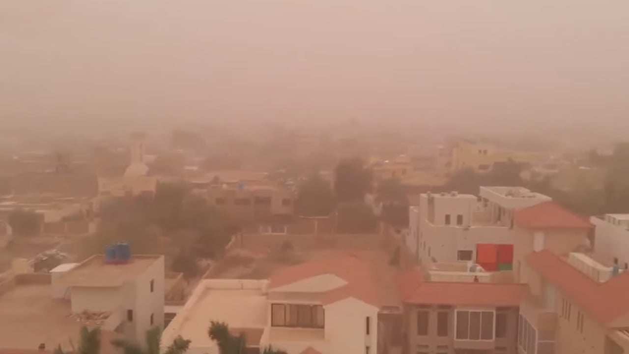 بالفيديو.. عاصفة رملية تحول سماء السودان للون البرتقالي