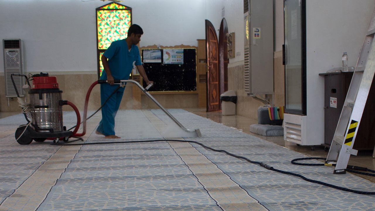 وزير الشؤون الإسلامية يوجه بصيانة المساجد وتعقيمها في فترة الإغلاق