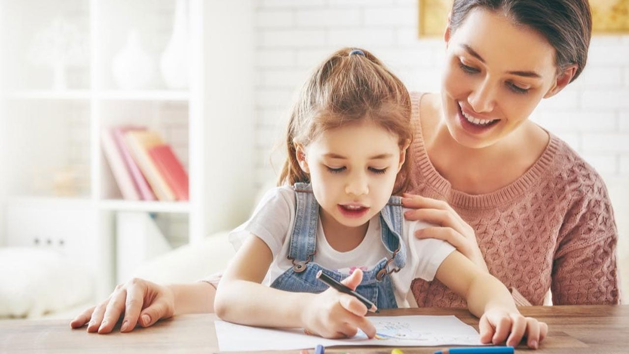 بعد إغلاق المدارس.. كيف تتعامل مع أطفالك وتشغل أوقاتهم؟