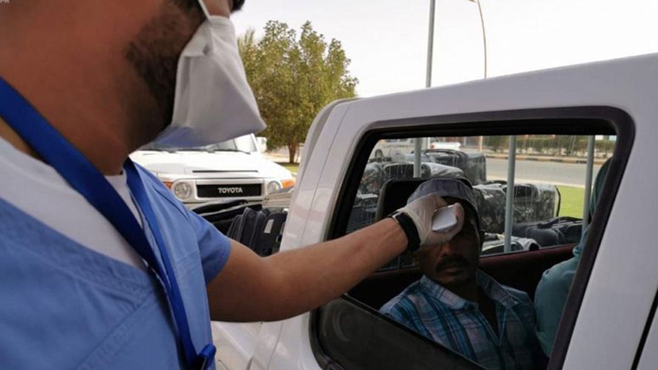 نقاط «الفحص البصري» تقدِّم خدماتها الوقائية للقادمين إلى ظهران الجنوب