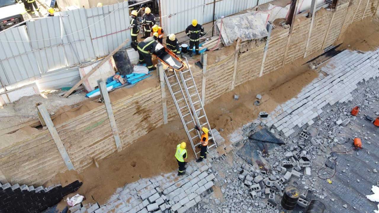 بالصور.. وفاة عاملين في انهيار جدار بجدة والدفاع المدني يتدخل
