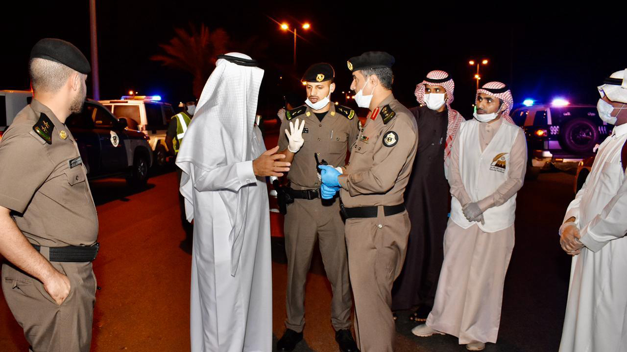 بالصور.. محافظ صامطة يتابع "منع التجول" واللواء المناع يتفقد القوات