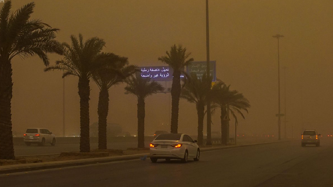 5 نصائح من «المرور» لقيادة آمنة أثناء موجات الغبار

