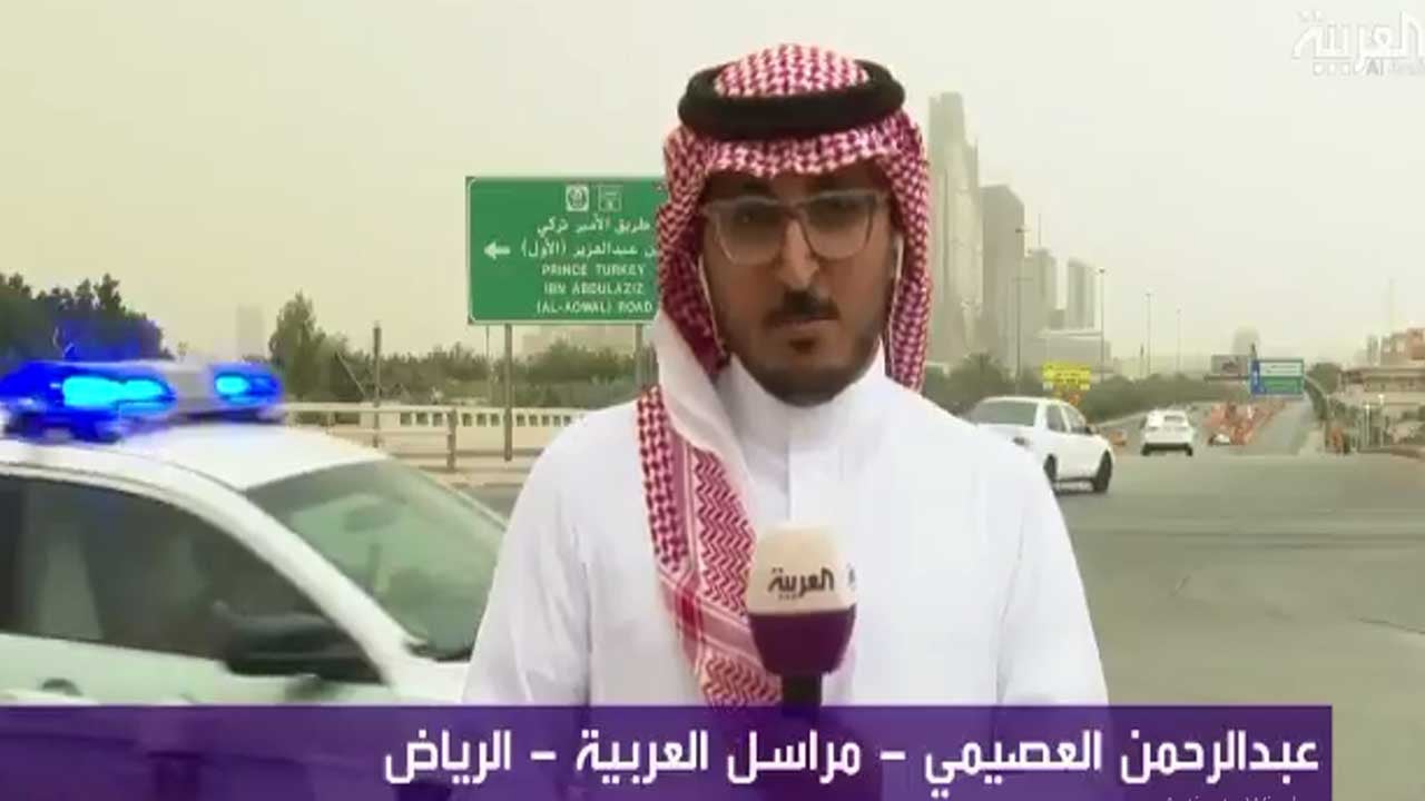 شاهد.. مرور الرياض يستوقف فريق «العربية» على الهواء خلال منع التجول