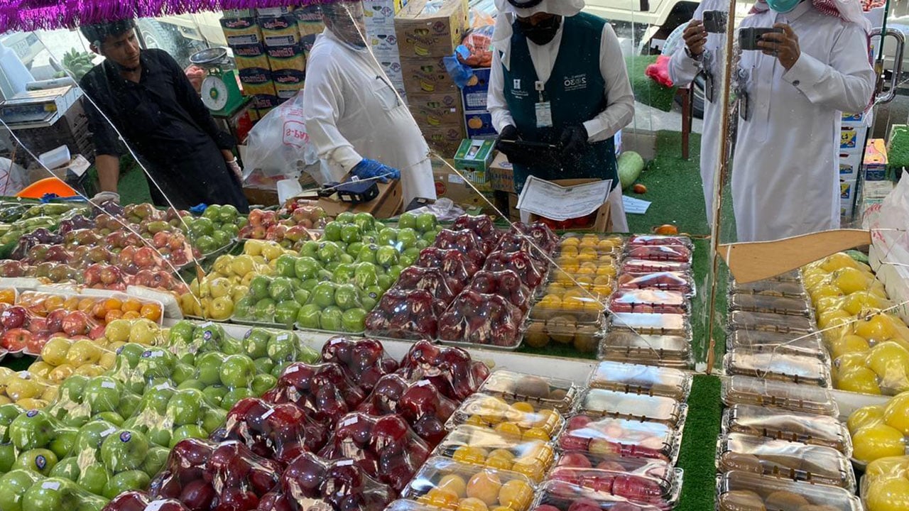 بمتابعة المحافظ.. لجنة متابعة أسعار أسواق الخضار بالداير تغرّم 16 محلًا