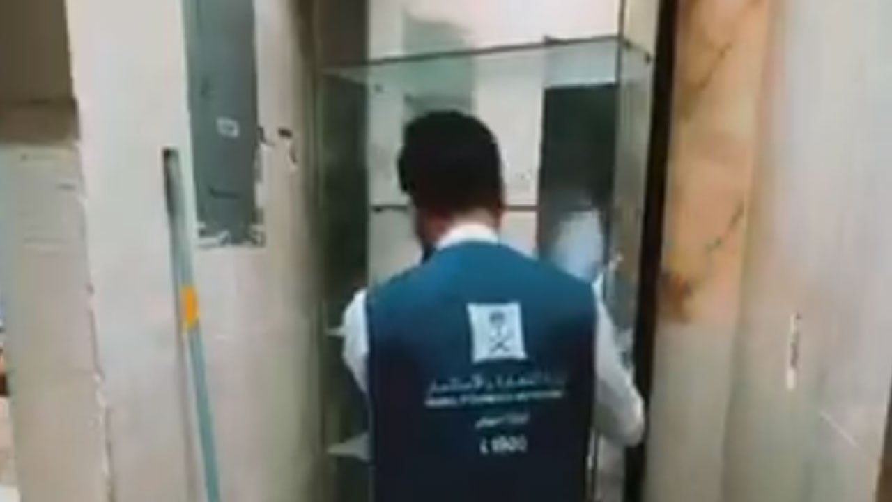 «بعد منتصف الليل».. مداهمة مستودع مخفي لغش معقمات كورونا