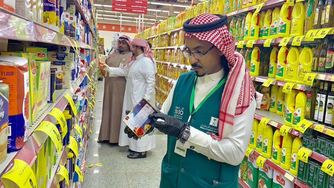 بالصور.. حملات رقابية على أسواق العارضة لمنع التلاعب في الأسعار