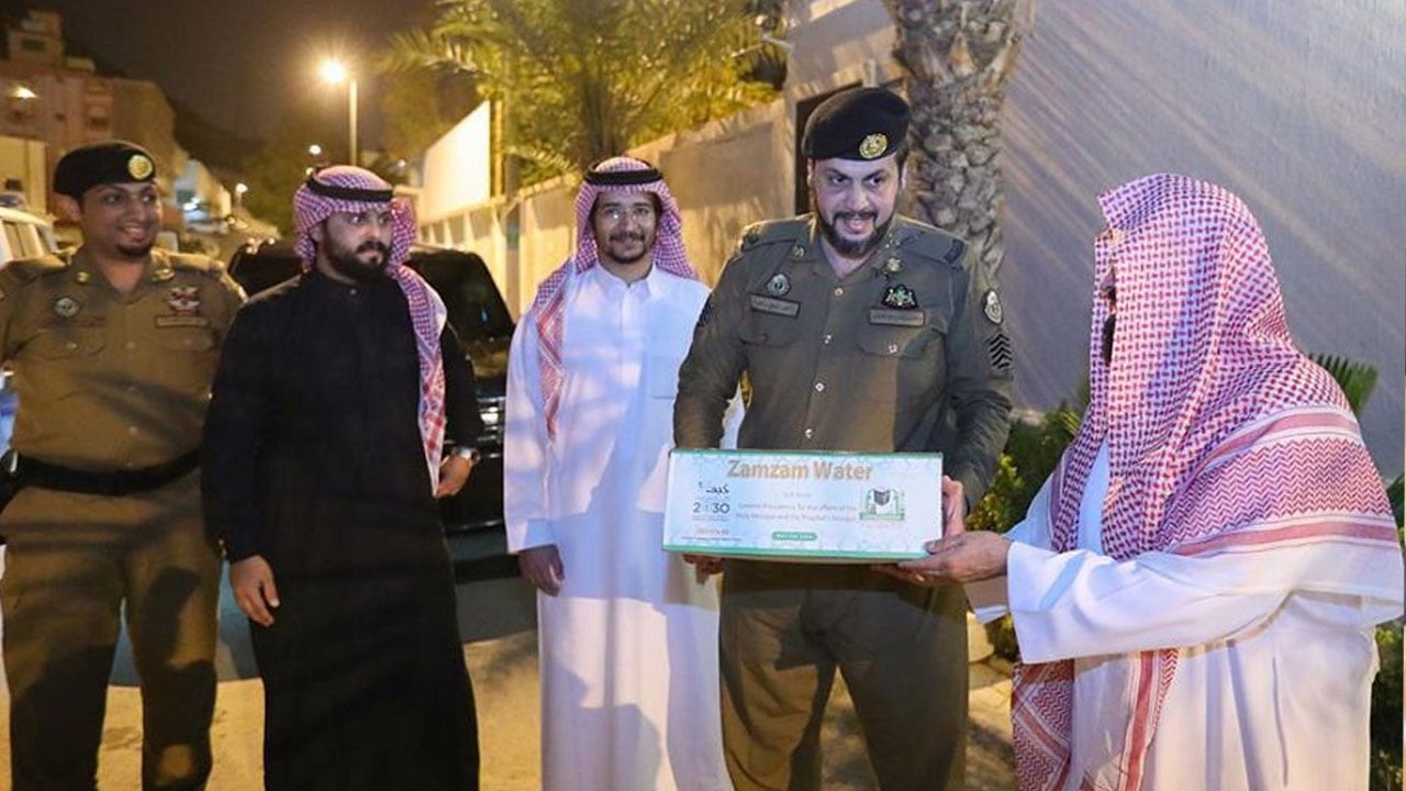بالصور.. السديس يوجه بتقديم عبوات زمزم لمنسوبي القطاعات العسكرية والأمنية