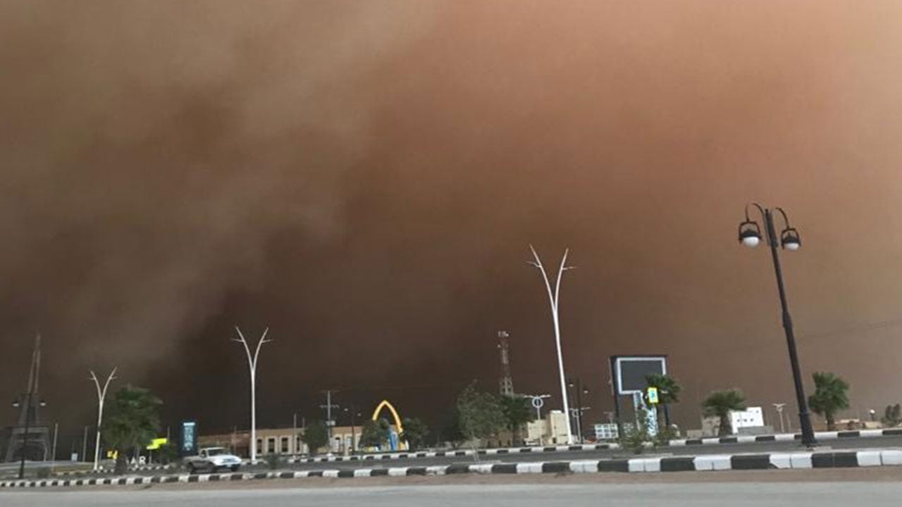 بالفيديو والصور.. عاصفة ترابية تضرب «شري» بالقصيم