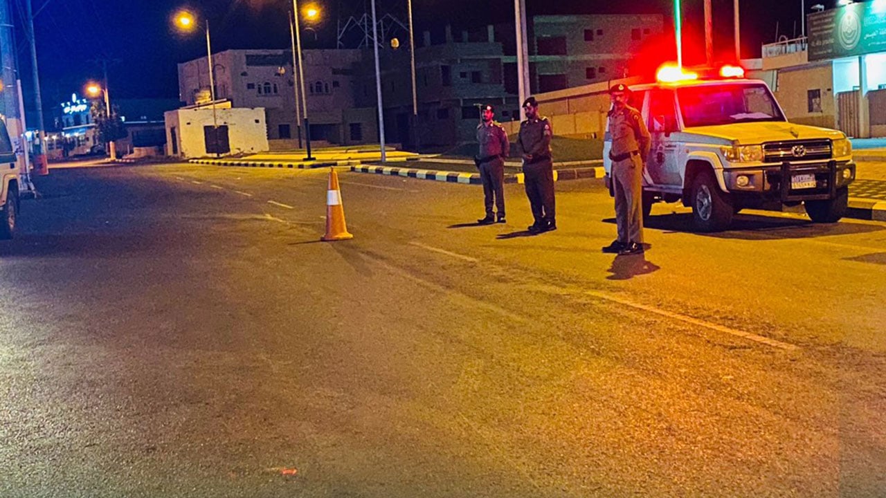 القطاعات الأمنية بمحافظة العيص.. انتشار أمني لتطبيق أمر منع التجول