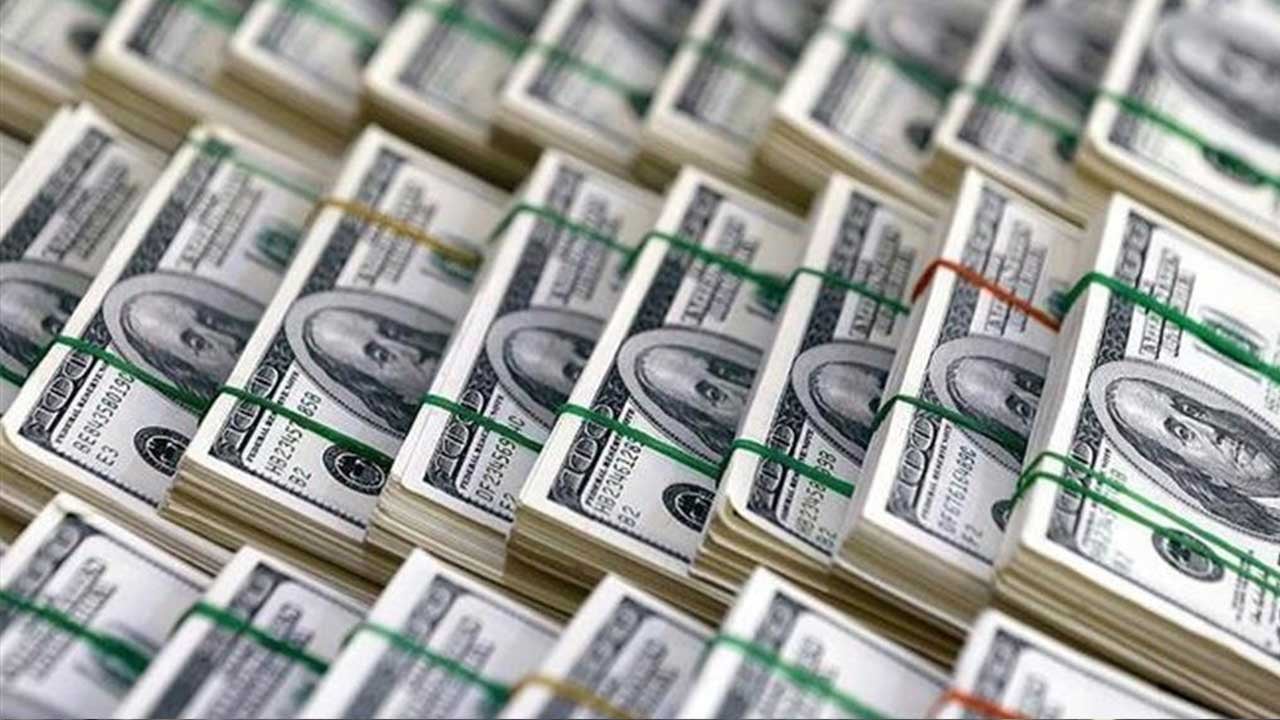 الليرة اللبنانية تهبط إلى مستوى قياسي أمام الدولار