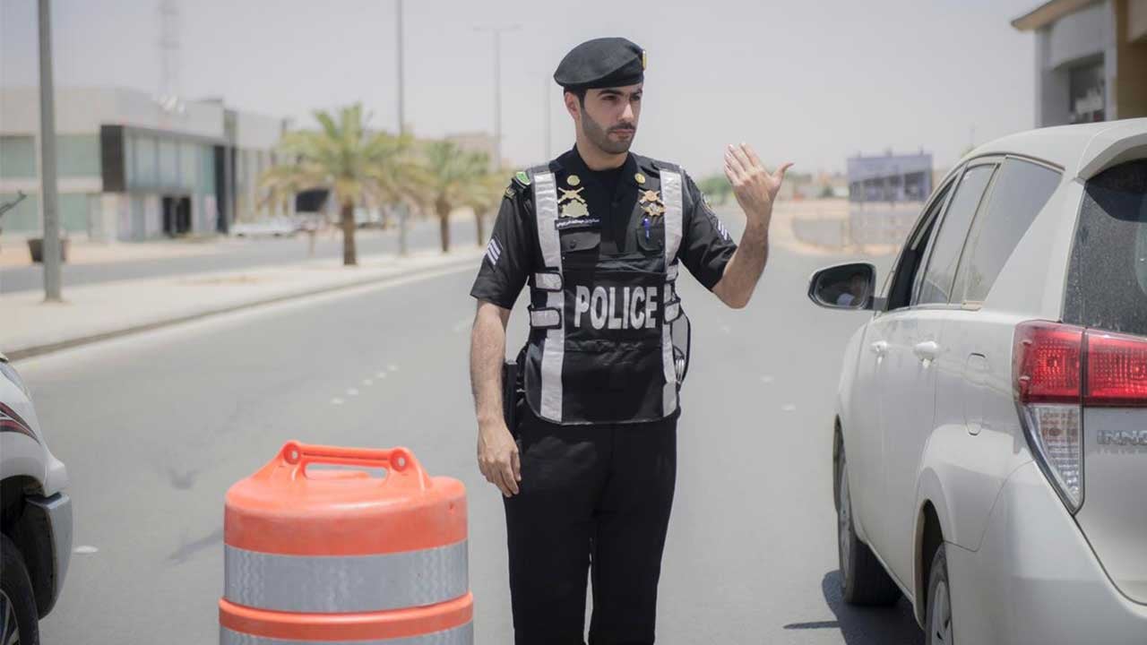 "عاجل" تنشر ضوابط جديدة للتجول ومنع تَجَمُّعِ أكثر من شخصين خارج المنزل
