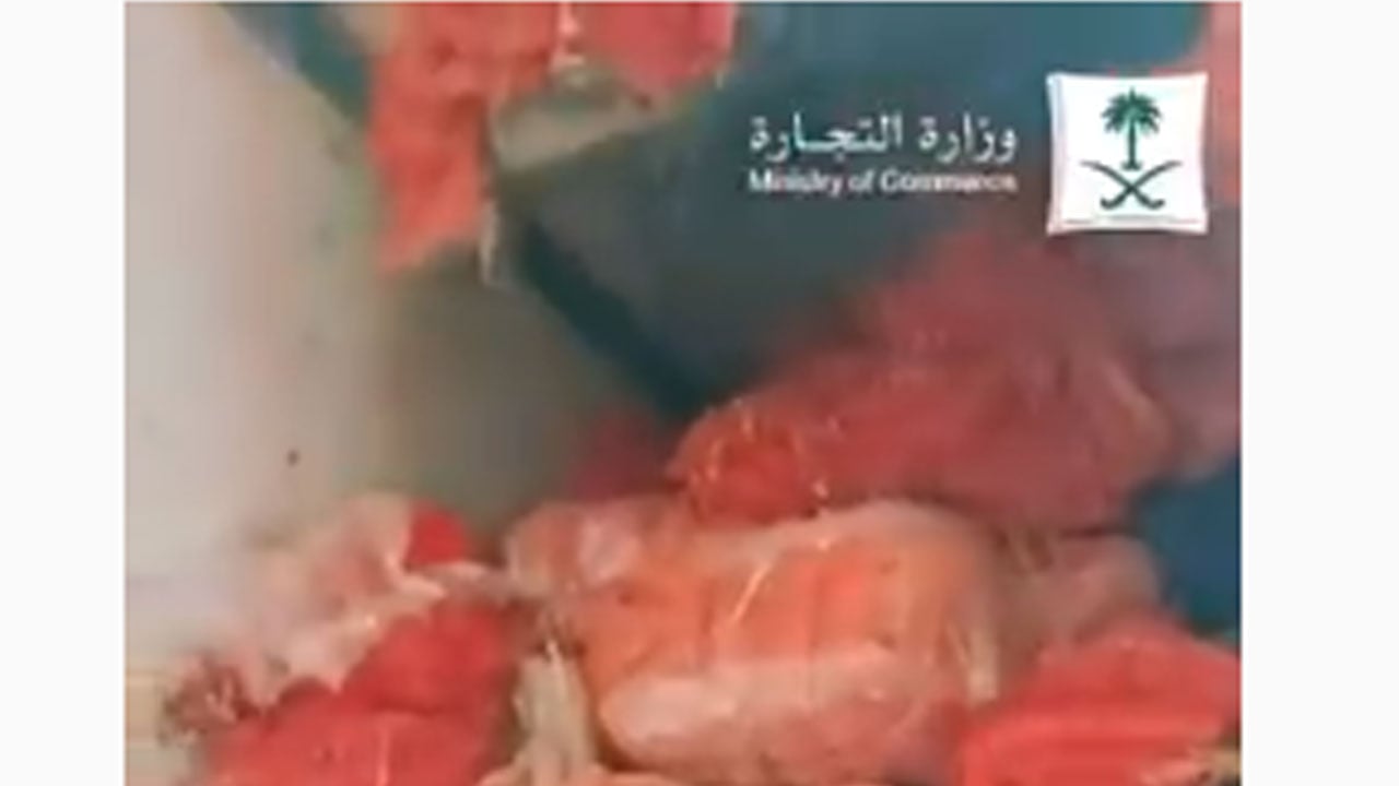 شاهد.. ضبط عمالة مخالفة بالرياض تغش عبوات البصل لبيعه بأسعار مرتفعة