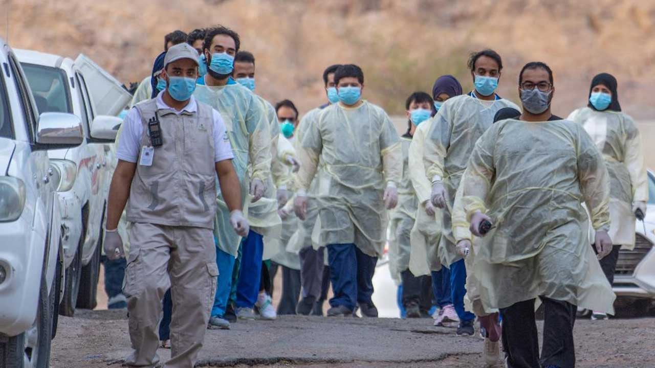 بالصور.. "صحة المدينة" تواصل الليل بالنهار لحماية السكان والمقيمين من مخاطر "كورونا"