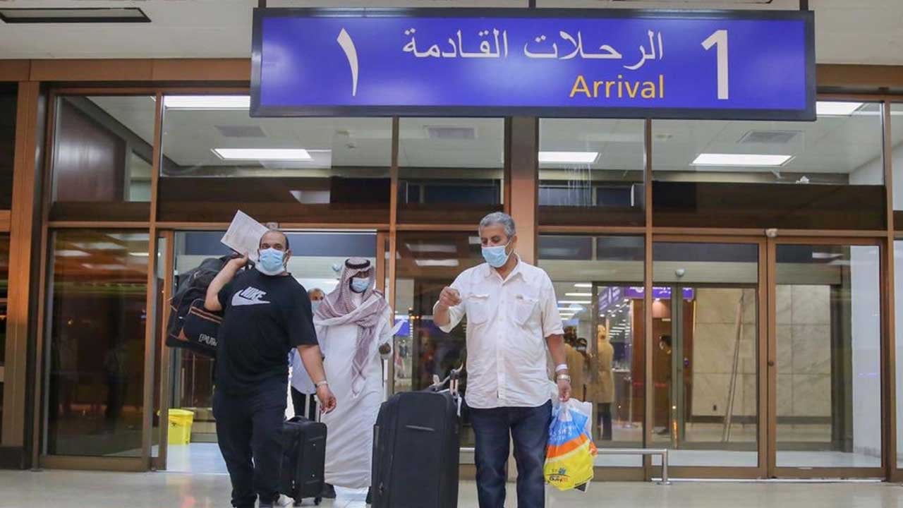بالصور.. وصول أول دفعة من المواطنين القادمين من القاهرة لمطار جدة