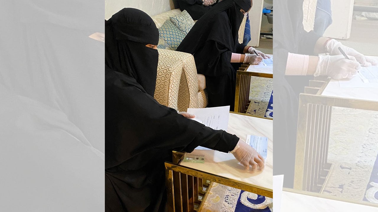 بالصور.. إعانات مالية لأسر السجناء بجازان
