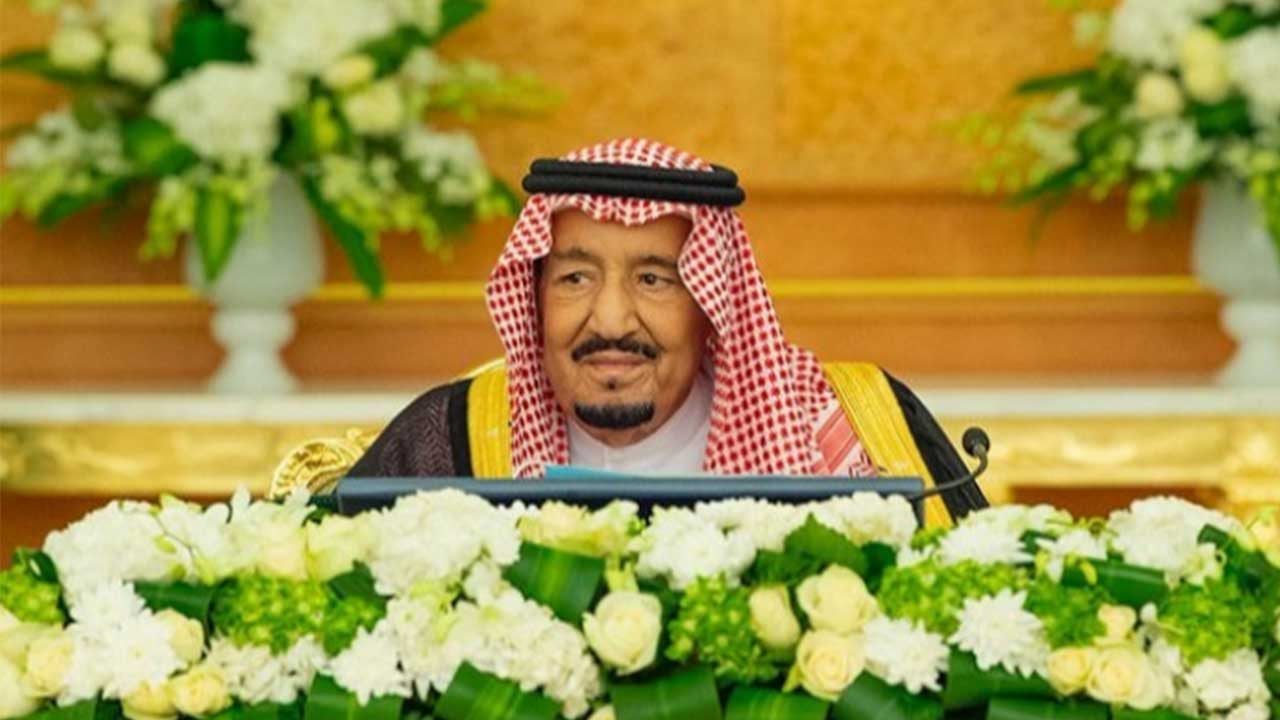 الملك سلمان يتلقى اتصالًا هاتفيًّا من ولي عهد أبوظبي هنأه خلاله بحلول رمضان