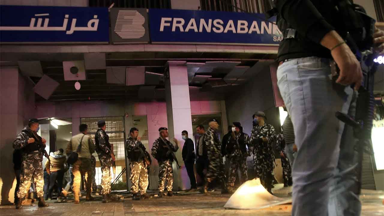 لبنان.. متظاهرون يغلقون الطرق احتجاجًا على المشاكل الاقتصادية