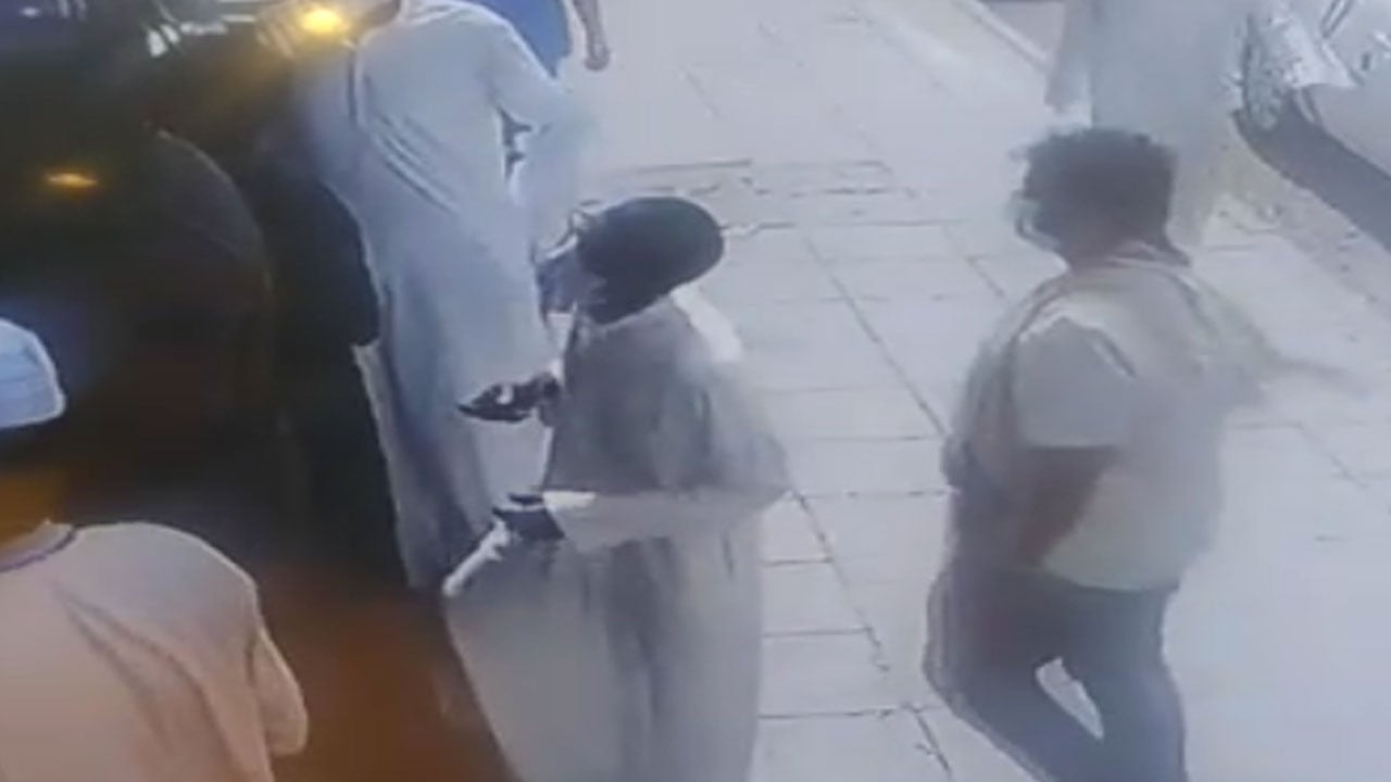 بالفيديو.. مواطن يتعرض للنشل بمشرط بنهار رمضان