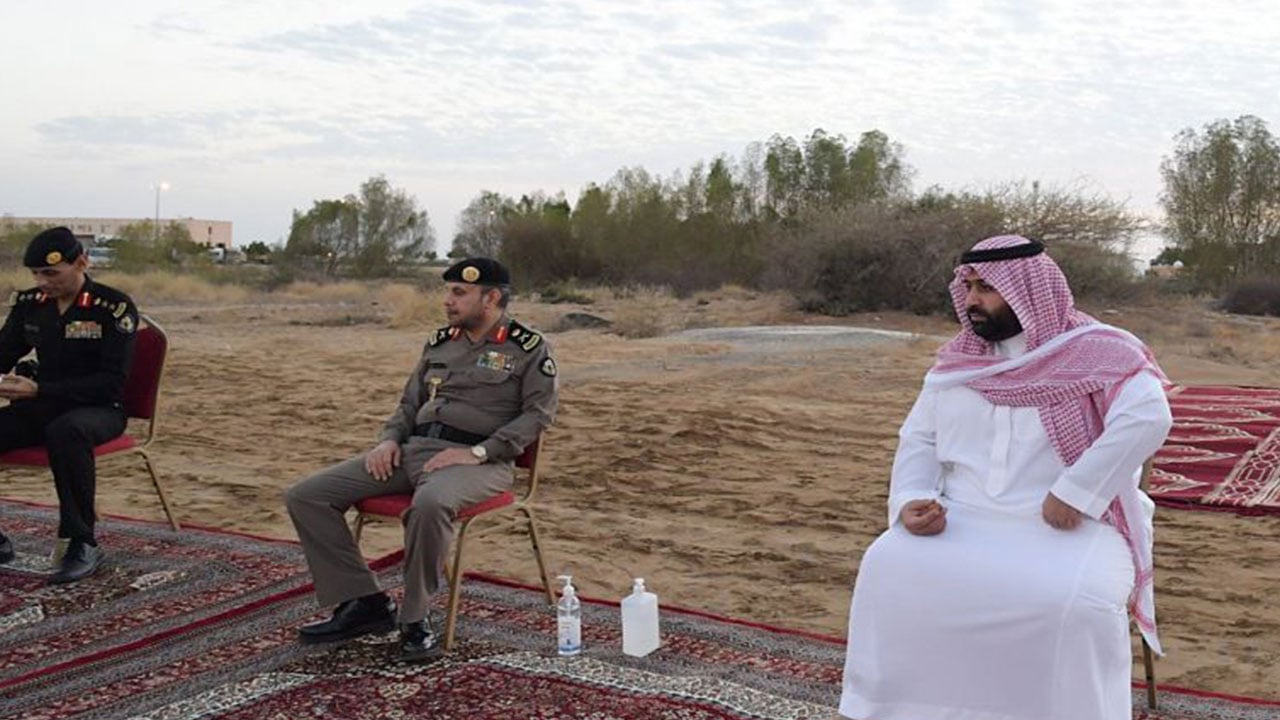 نائب أمير منطقة جازان يشارك رجال الأمن ومنسوبي الصحة إفطارهم في الميدان