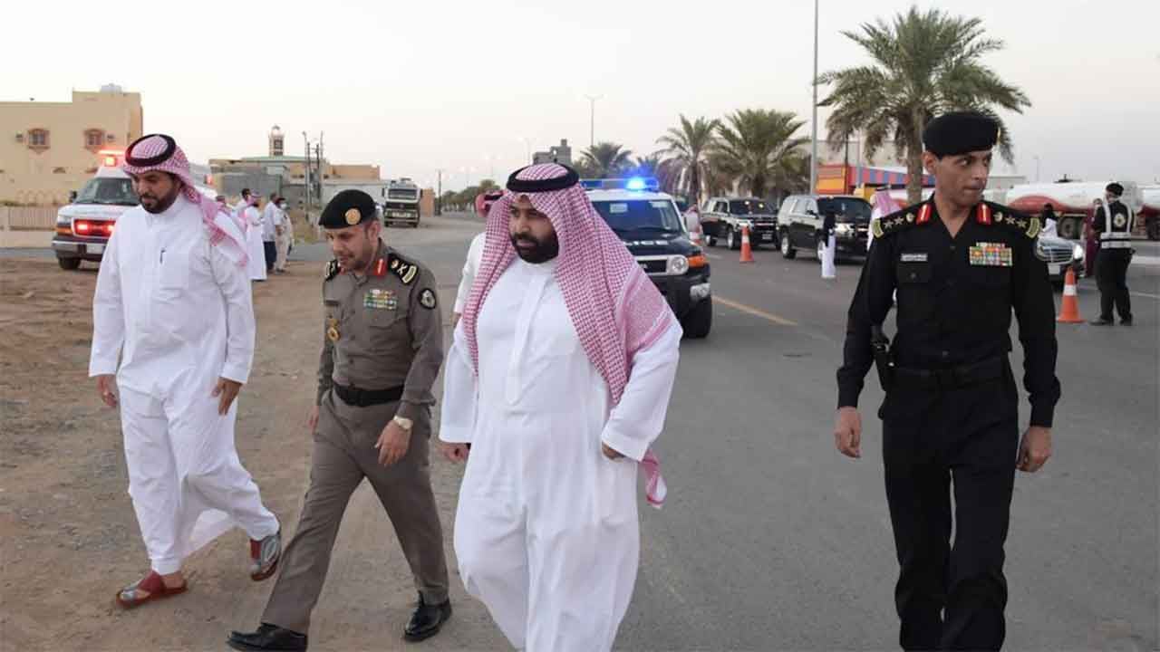 بالصور..  نائب أمير جازان يشارك رجال الأمن ومنسوبي الصحة إفطارهم الرمضاني في الميدان