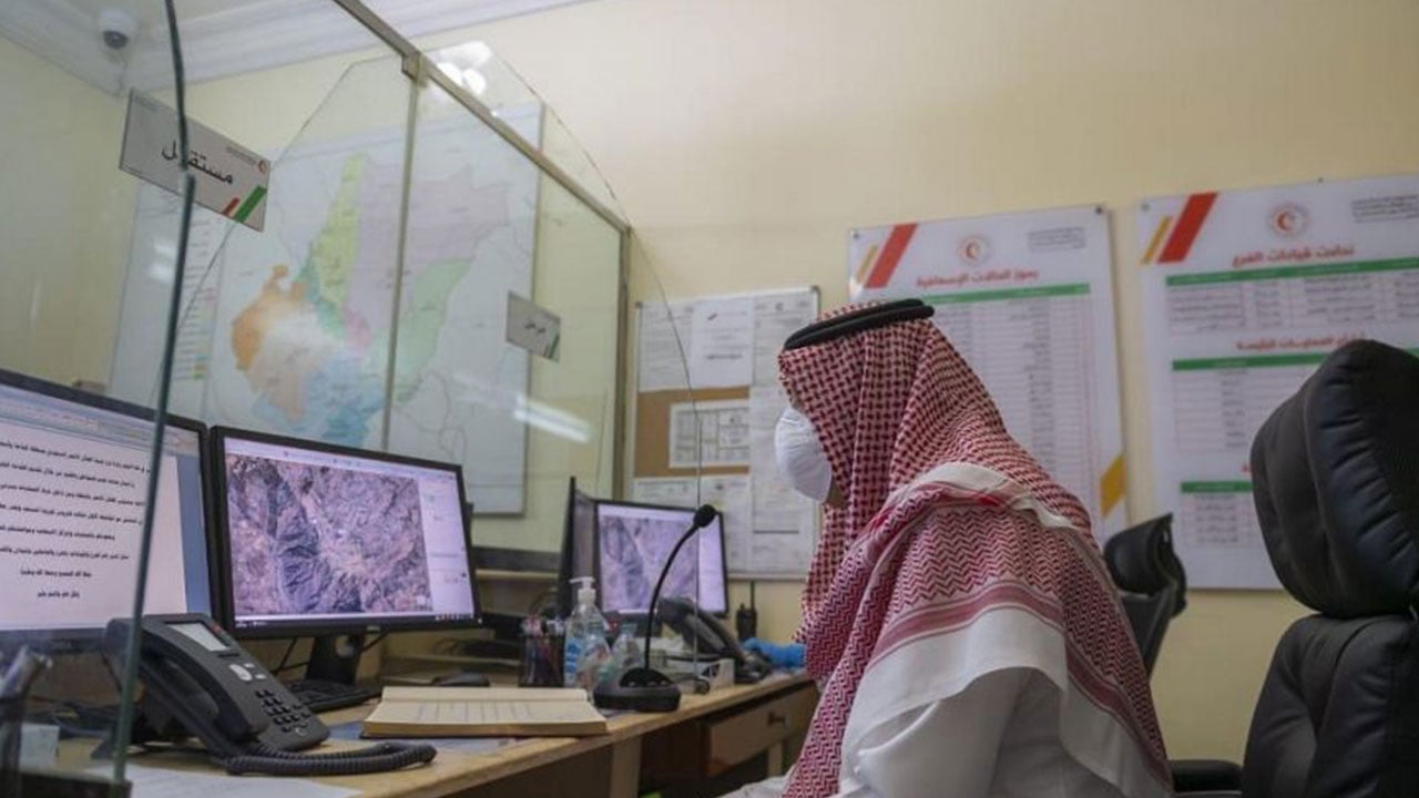 بالصور.. أمير الباحة يتفقد غرفة العمليات بفرع الهلال الأحمر بالمنطقة