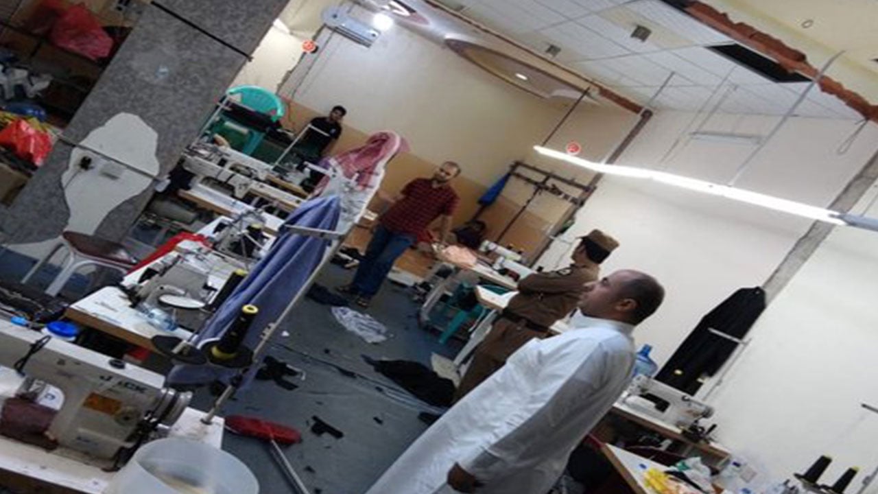 ضبط معمل خیاطة مخالف داخل سكن عمال بالعوالي
