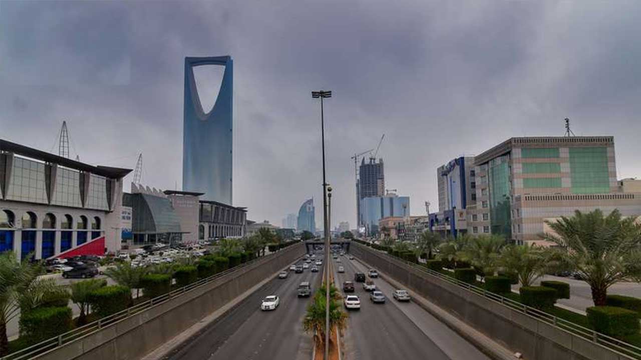 الحصيني يحدد منخفضًا جويًّا يؤثر على مناطق سعودية