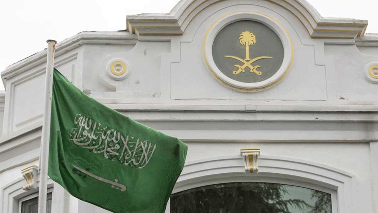 السفارة السعودية لرعايا المملكة بإسبانيا: نسقوا معنا إجراءات العودة للوطن