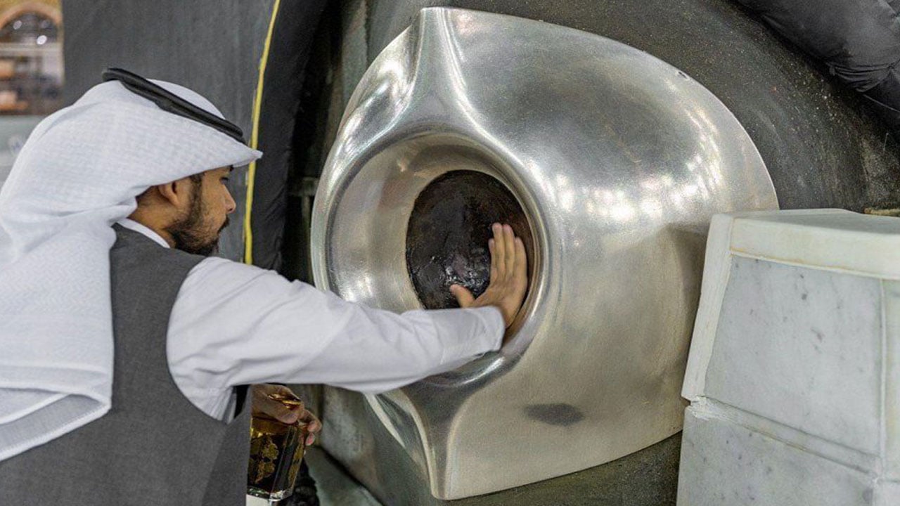 بالصور.. رئاسة الحرمين تطيّب الكعبة 5 مرات يوميًّا بأجود أنواع العود