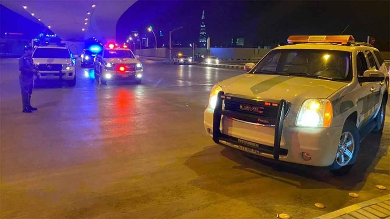 القبض على مقيمَين استدرجا وافدَين واعتدَيا عليهما وسلبا أموالهما بالرياض