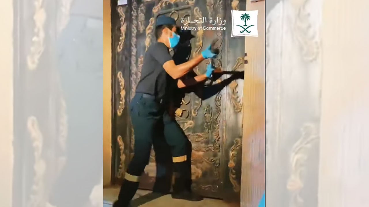 شاهد.. لحظة القبض على عمالة مخالفة تصنع وتوزع منتجات تجميلية وغذائية مغشوشة