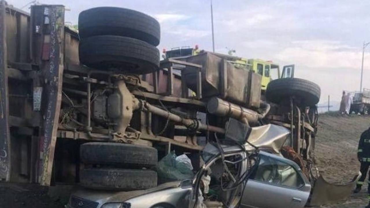 بالفيديو.. انقلاب شاحنة نقل بضائع على طريق بديل مؤدي إلى تعز بسبب حصار الحوثي
